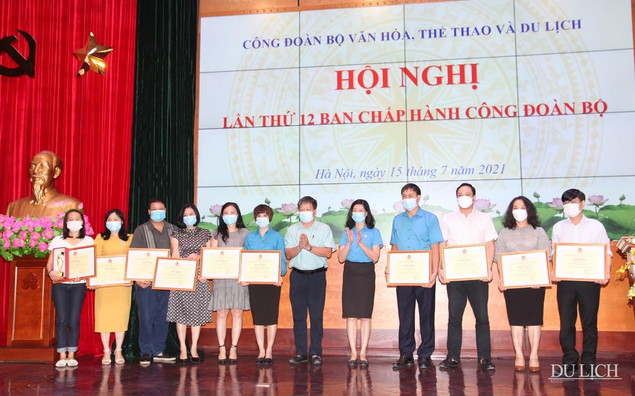 Các tập thể, cá nhân nhận Bằng khen của Tổng Liên đoàn lao động Việt Nam.
